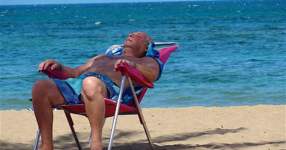 Κρητική… πατέντα για να μην πληρώνεις για ξαπλώστρα και ομπρέλα (Εικόνα)